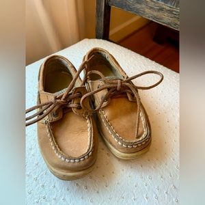 Boys Sperry boat shoes, 9 wide with tie closure